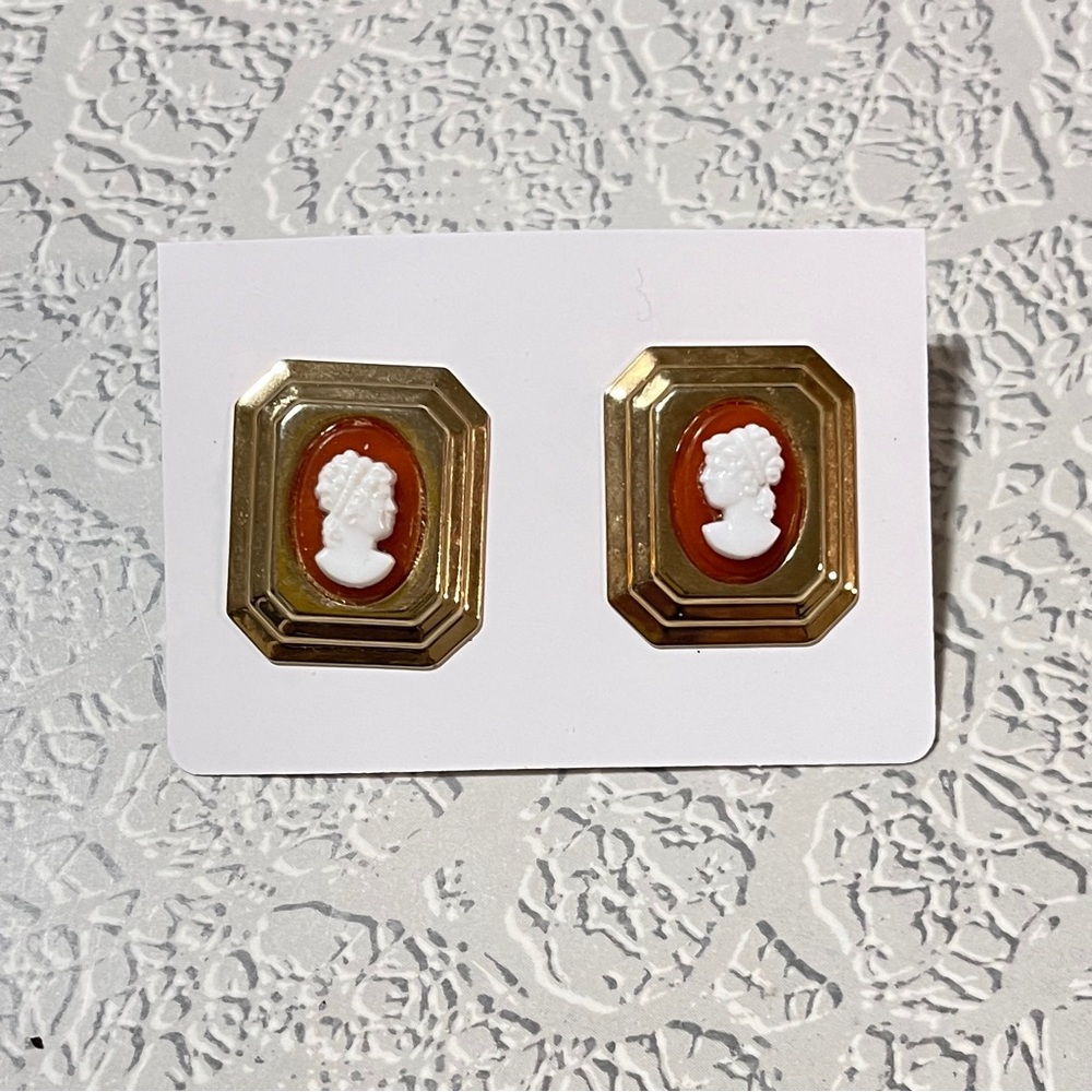 Vintage Earrings Cameo 80s Pierced Gold Toned Chic Costume Jewelry